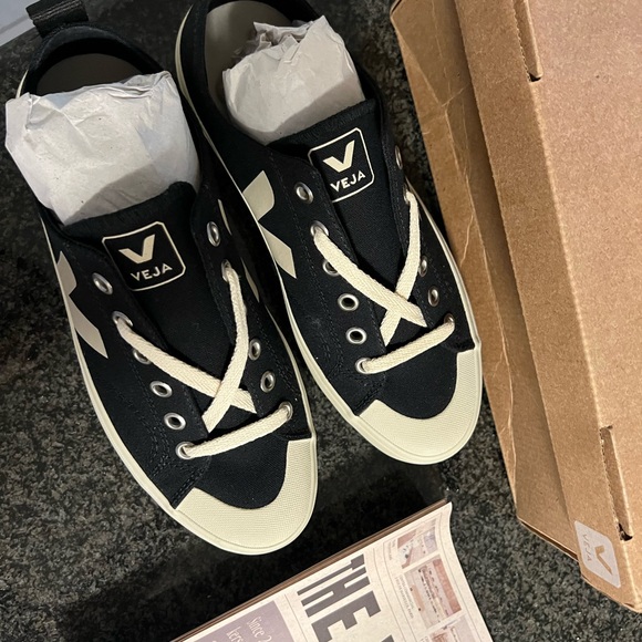 VEJA Nova Canvas Black Sneakers - Picture 4 of 4